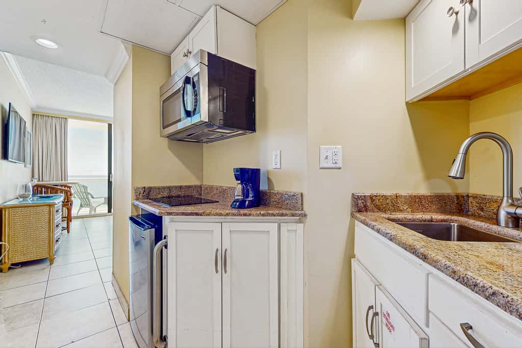 Beautiful resort studio with an amazing ocean view,  heated pool, hot tubs, & fitness center