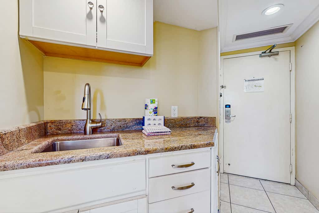 Beautiful resort studio with an amazing ocean view,  heated pool, hot tubs, & fitness center