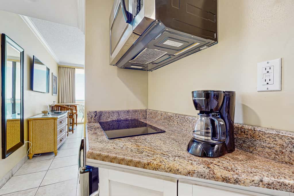 Beautiful resort studio with an amazing ocean view,  heated pool, hot tubs, & fitness center