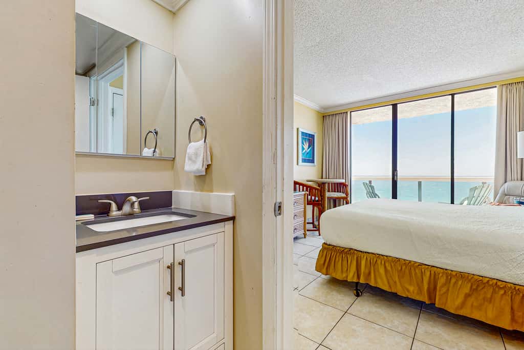 Beautiful resort studio with an amazing ocean view,  heated pool, hot tubs, & fitness center