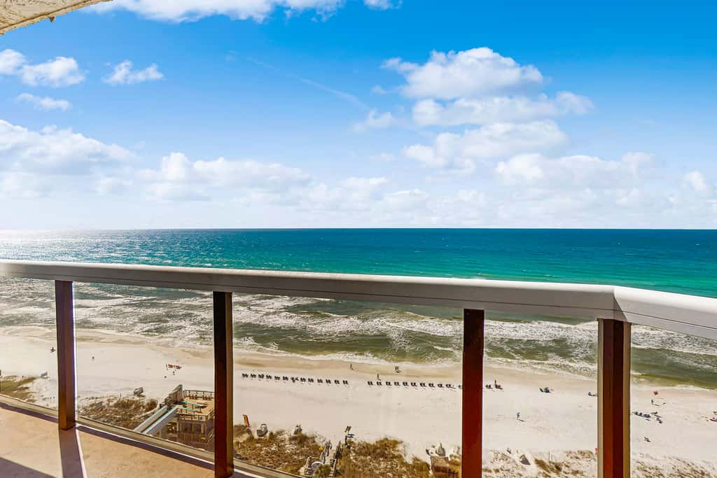 Beautiful resort studio with an amazing ocean view,  heated pool, hot tubs, & fitness center
