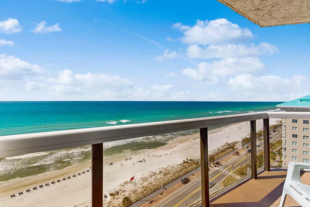 Beautiful resort studio with an amazing ocean view,  heated pool, hot tubs, & fitness center