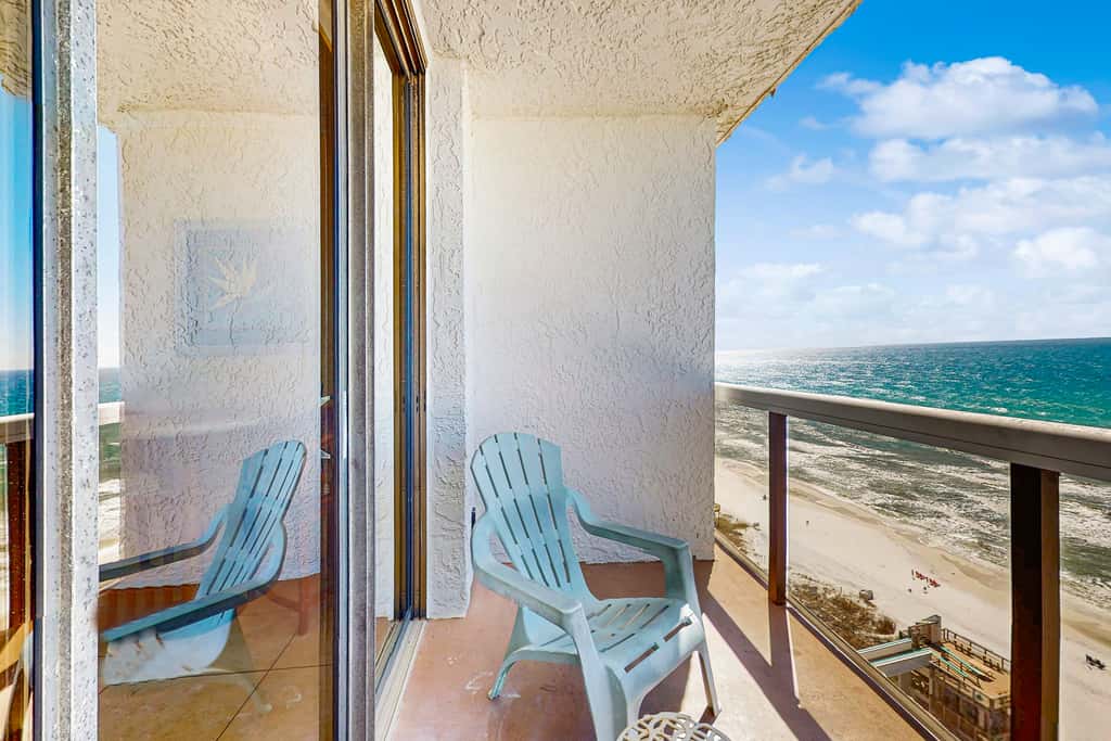 Beautiful resort studio with an amazing ocean view,  heated pool, hot tubs, & fitness center