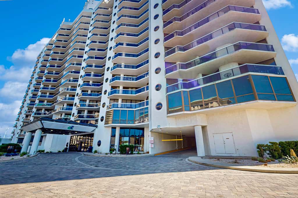 Beautiful resort studio with an amazing ocean view,  heated pool, hot tubs, & fitness center