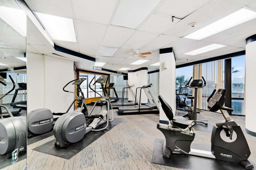 Beautiful resort studio with an amazing ocean view,  heated pool, hot tubs, & fitness center