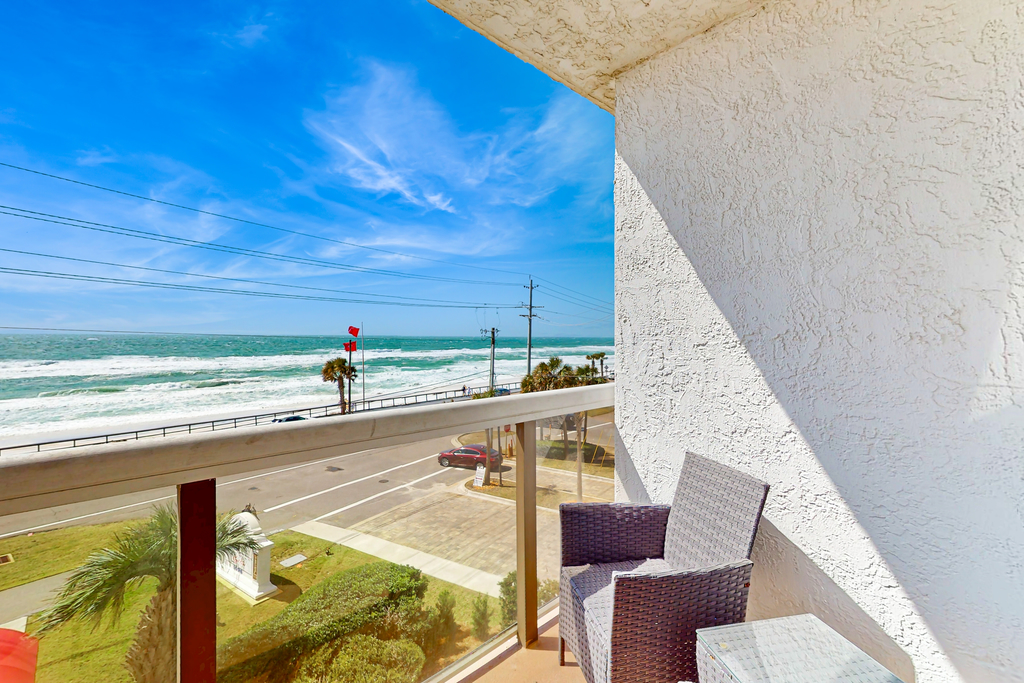 Beautiful Gulf-front retreat with central AC, shared pool & hot tub, free WiFi,