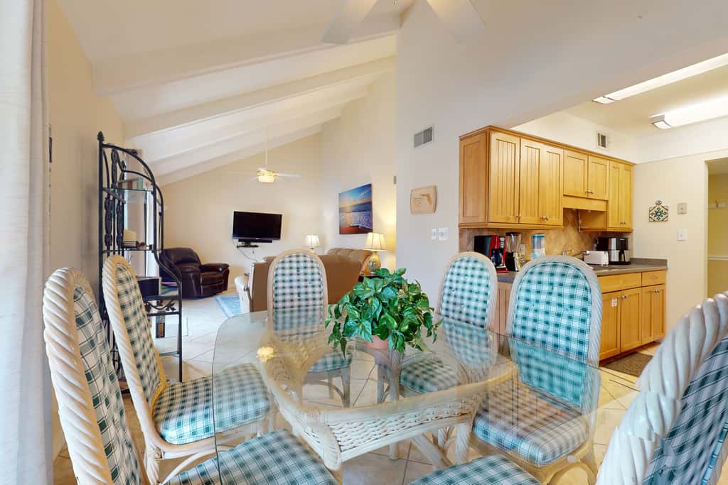 Lakefront condo with on-site golf, pool access, tennis, gym, & balcony