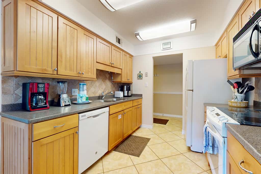 Lakefront condo with on-site golf, pool access, tennis, gym, & balcony