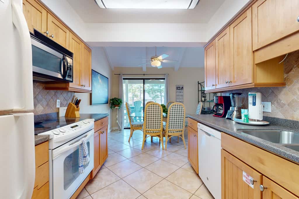Lakefront condo with on-site golf, pool access, tennis, gym, & balcony