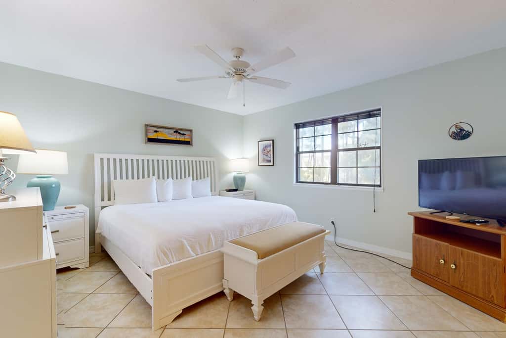 Lakefront condo with on-site golf, pool access, tennis, gym, & balcony