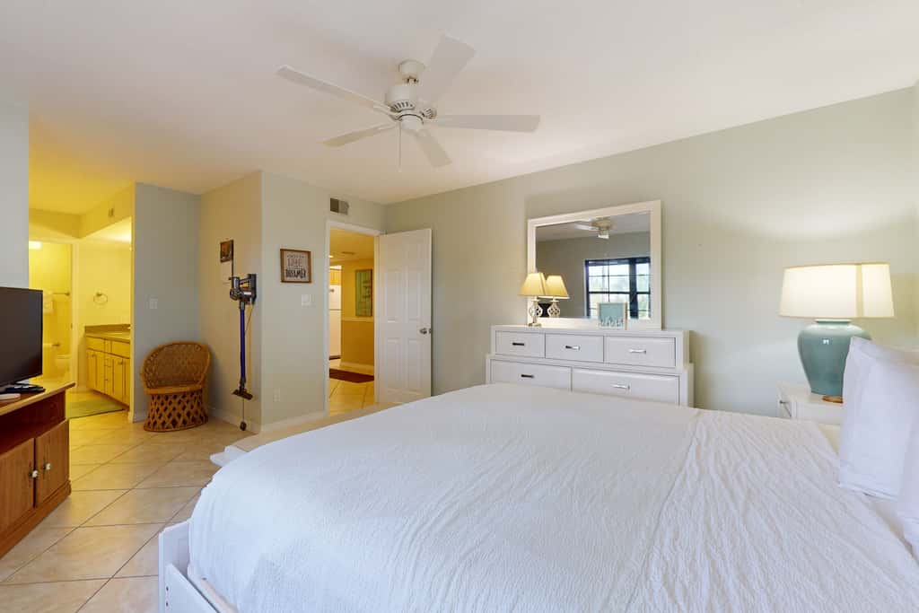 Lakefront condo with on-site golf, pool access, tennis, gym, & balcony