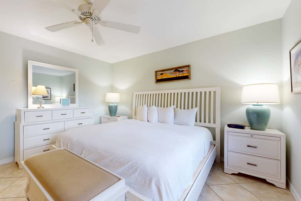 Lakefront condo with on-site golf, pool access, tennis, gym, & balcony