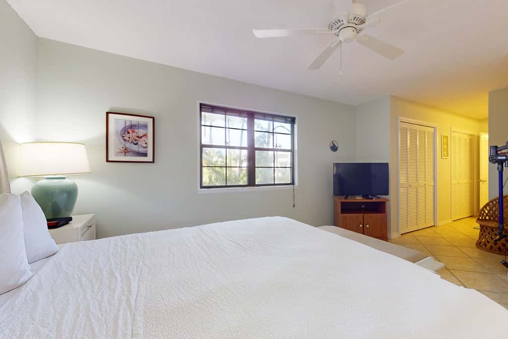 Lakefront condo with on-site golf, pool access, tennis, gym, & balcony