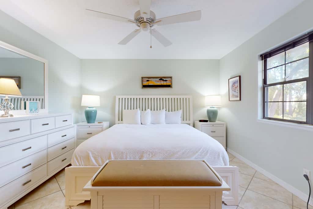 Lakefront condo with on-site golf, pool access, tennis, gym, & balcony