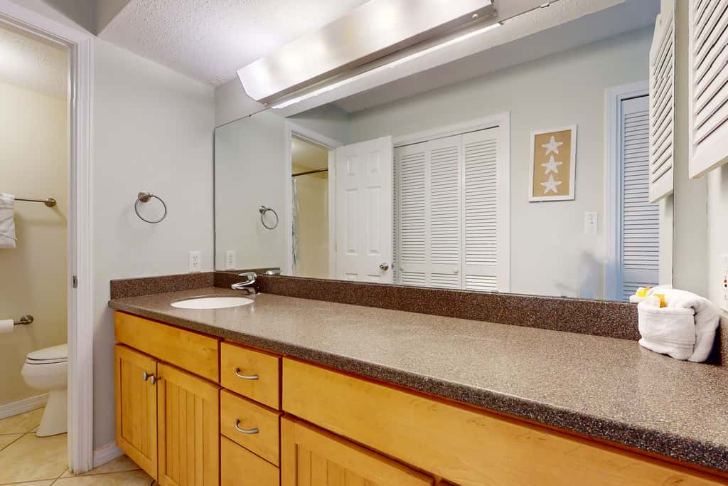 Lakefront condo with on-site golf, pool access, tennis, gym, & balcony