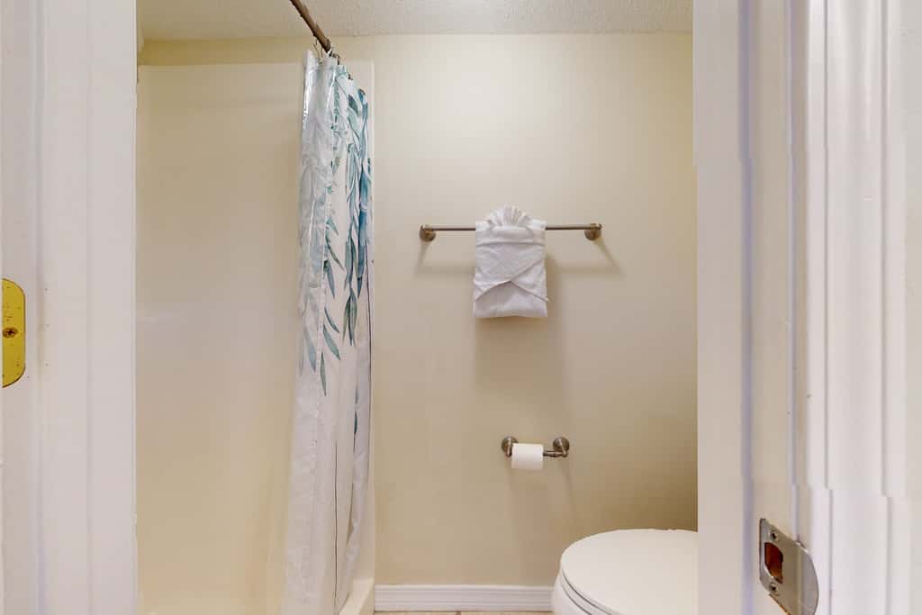Lakefront condo with on-site golf, pool access, tennis, gym, & balcony