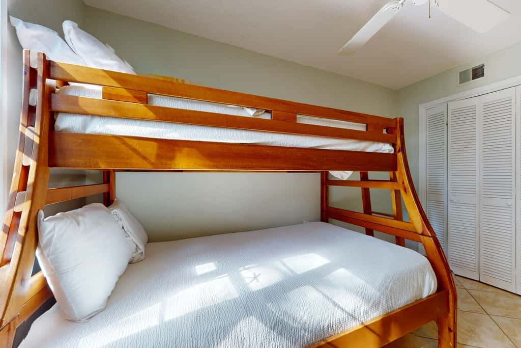 Lakefront condo with on-site golf, pool access, tennis, gym, & balcony