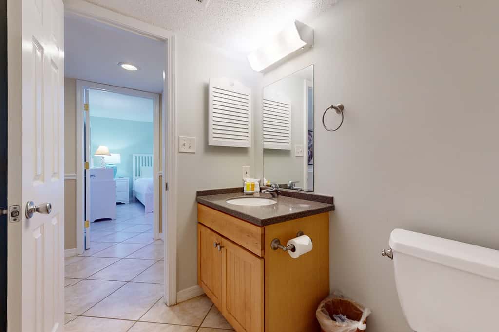 Lakefront condo with on-site golf, pool access, tennis, gym, & balcony