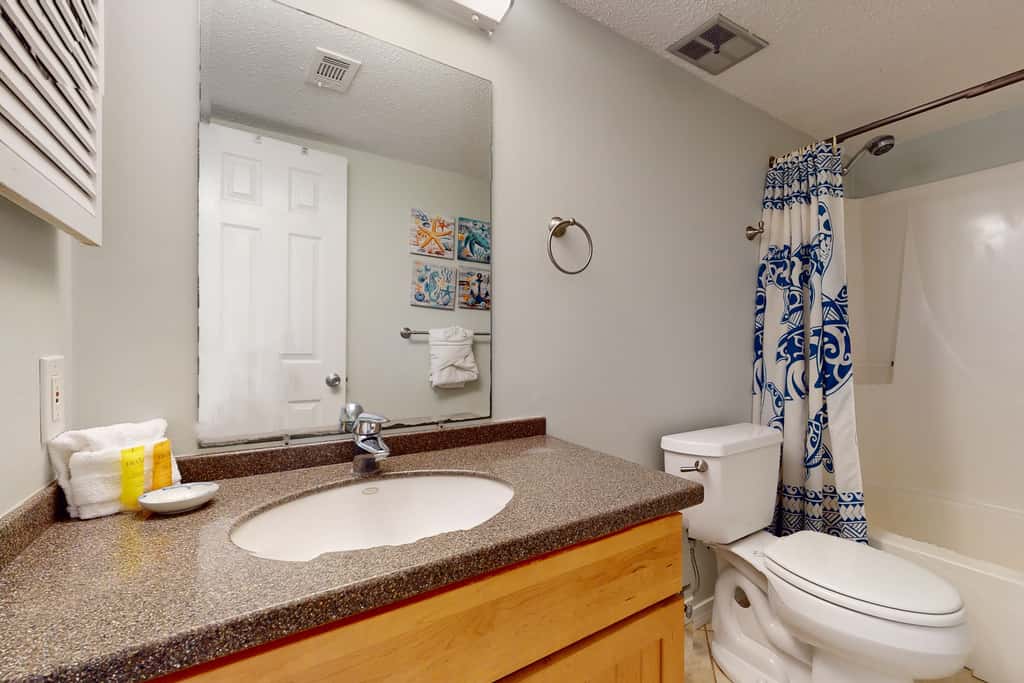 Lakefront condo with on-site golf, pool access, tennis, gym, & balcony