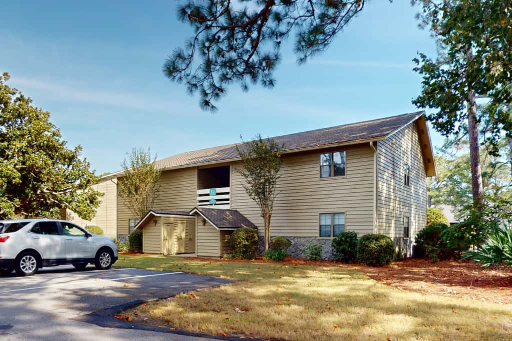 Lakefront condo with on-site golf, pool access, tennis, gym, & balcony