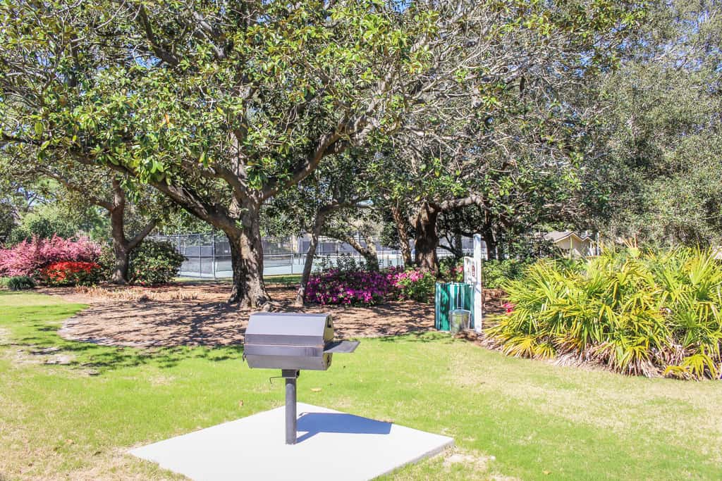 Lakefront condo with on-site golf, pool access, tennis, gym, & balcony