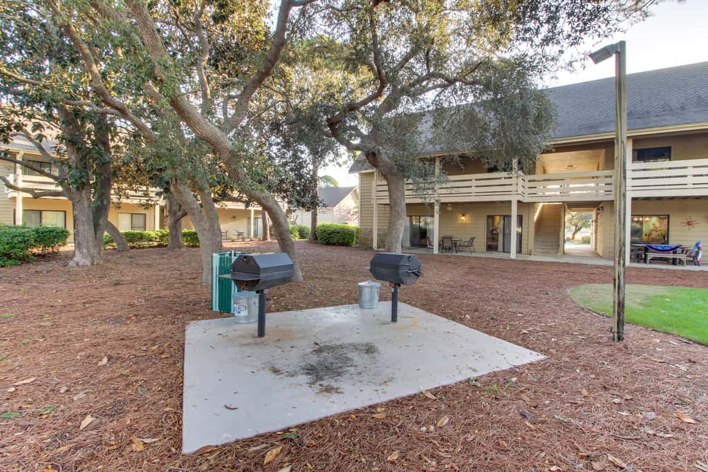 Lakefront condo with on-site golf, pool access, tennis, gym, & balcony