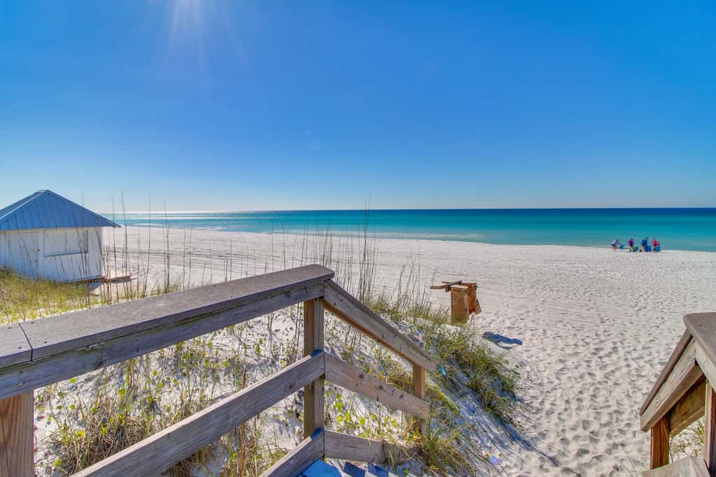 Lakefront condo with on-site golf, pool access, tennis, gym, & balcony