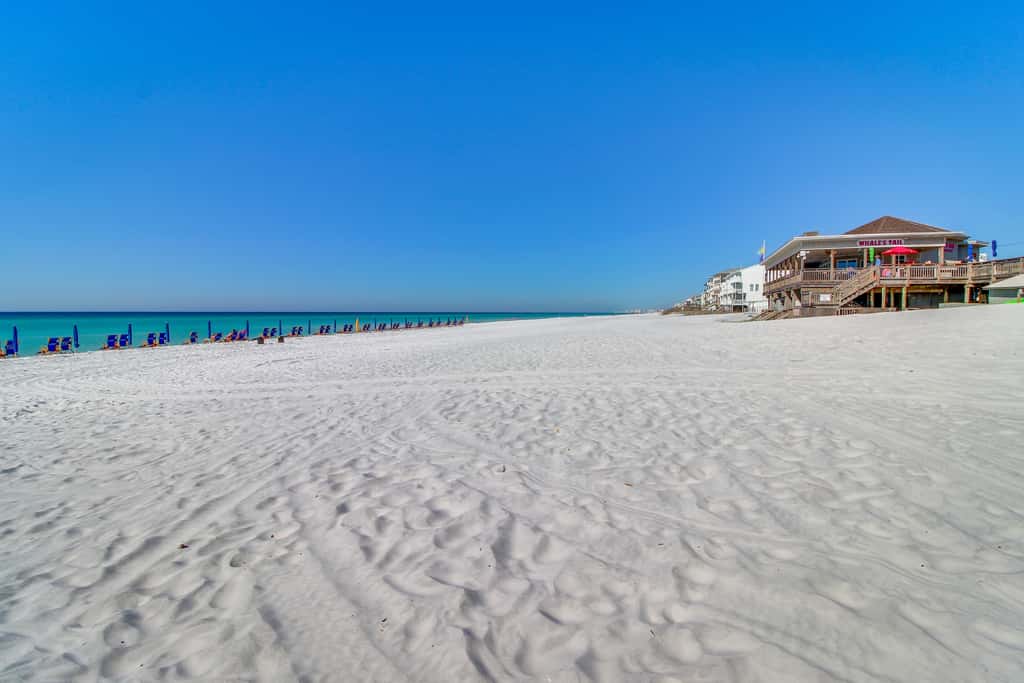 Lakefront condo with on-site golf, pool access, tennis, gym, & balcony