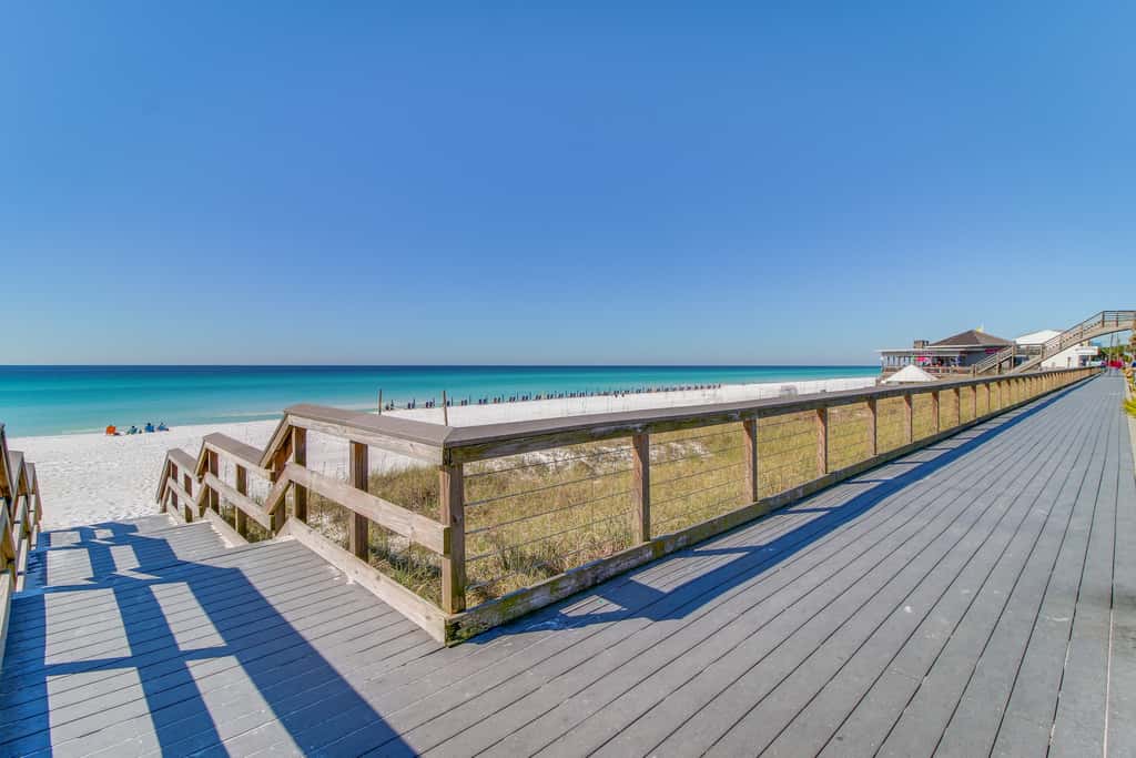 Lakefront condo with on-site golf, pool access, tennis, gym, & balcony