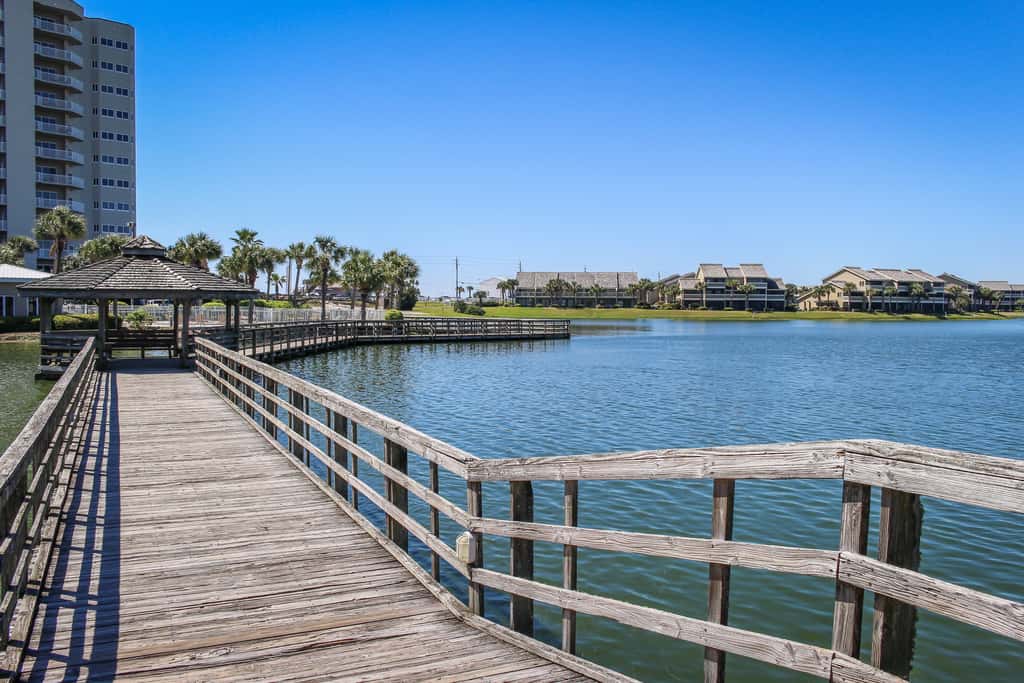 Lakefront condo with on-site golf, pool access, tennis, gym, & balcony