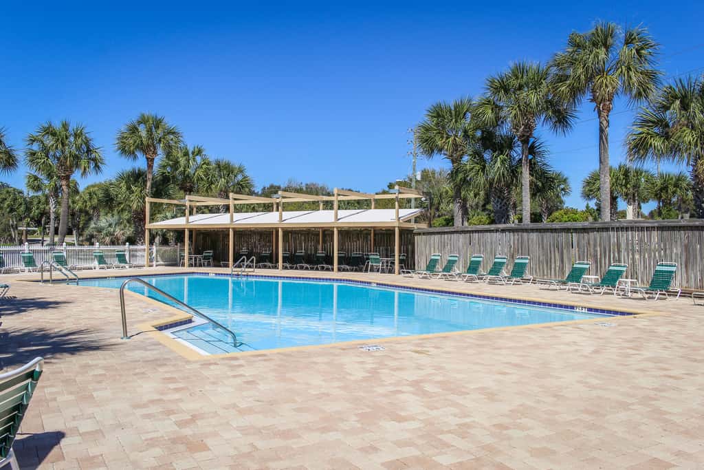 Lakefront condo with on-site golf, pool access, tennis, gym, & balcony