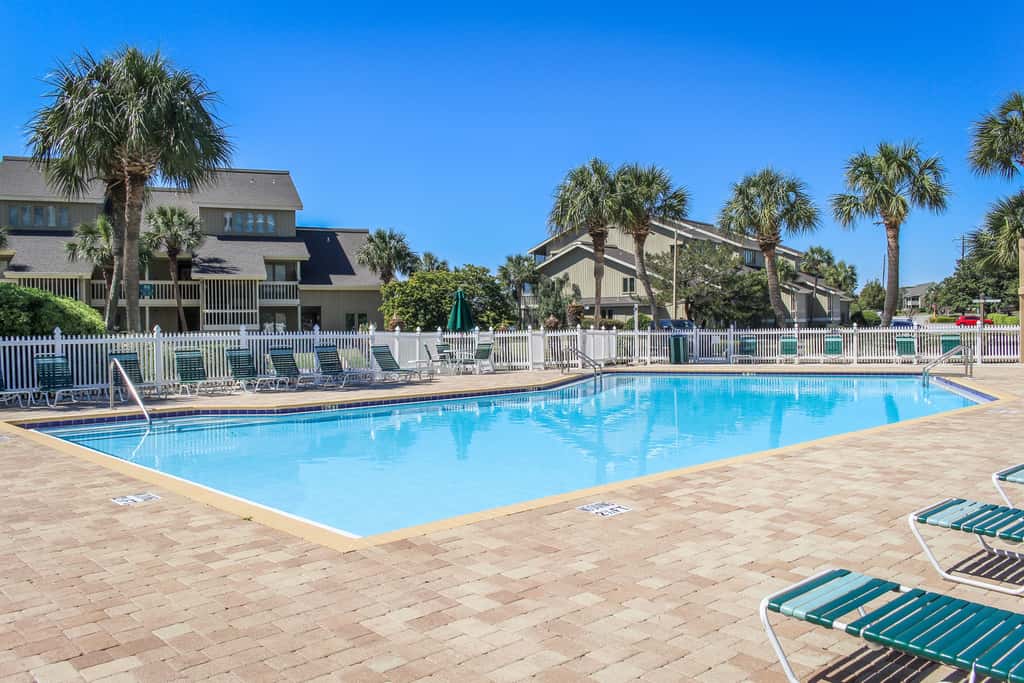 Lakefront condo with on-site golf, pool access, tennis, gym, & balcony