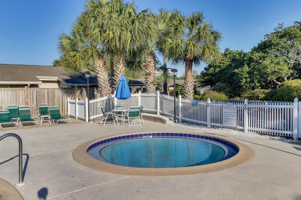 Lakefront condo with on-site golf, pool access, tennis, gym, & balcony
