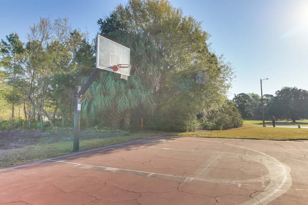 Lakefront condo with on-site golf, pool access, tennis, gym, & balcony
