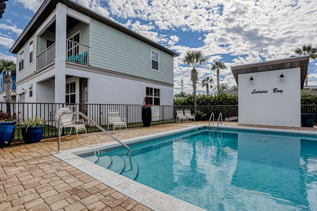 Dog-friendly coastal haven with 3 bikes, pool & easy beach access