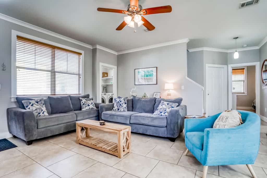 Dog-friendly coastal haven with 3 bikes, pool & easy beach access