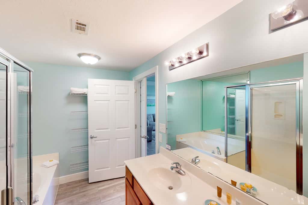 Seventh Floor Condo with Beach View Pool Gym and Private Balcony