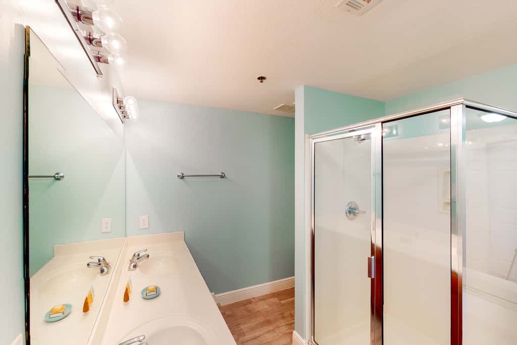 Seventh Floor Condo with Beach View Pool Gym and Private Balcony