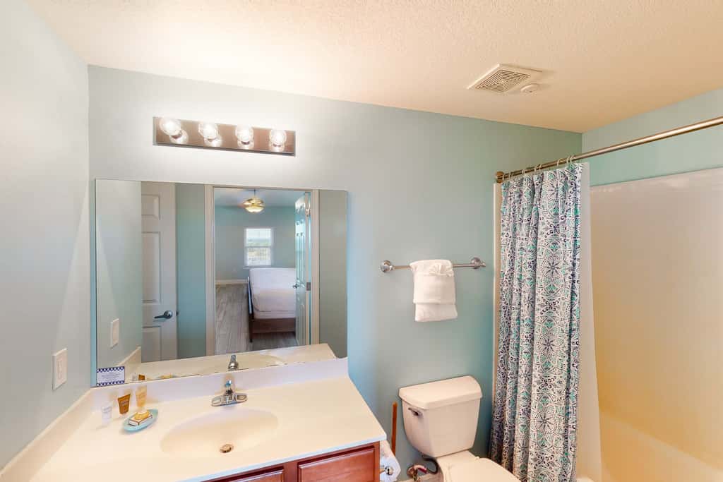 Seventh Floor Condo with Beach View Pool Gym and Private Balcony