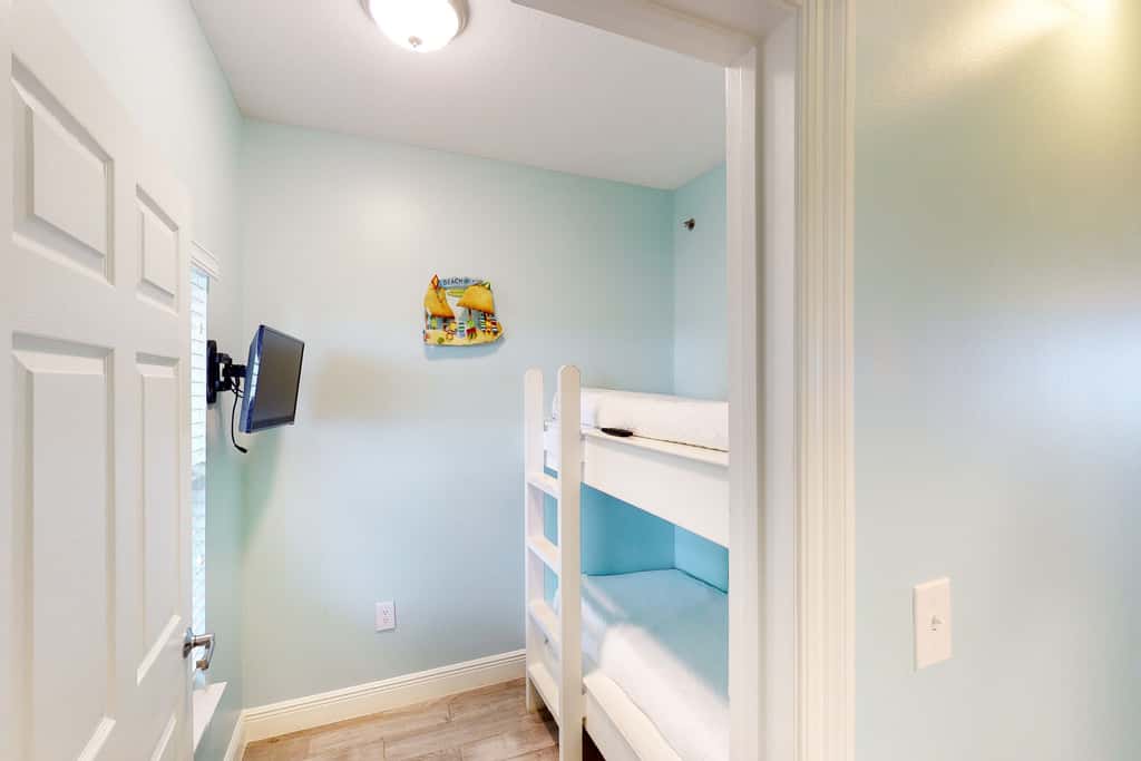 Seventh Floor Condo with Beach View Pool Gym and Private Balcony