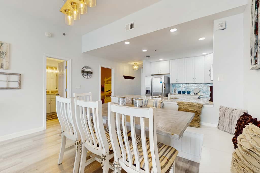 Beautiful and spacious condo with shared pool & beach access