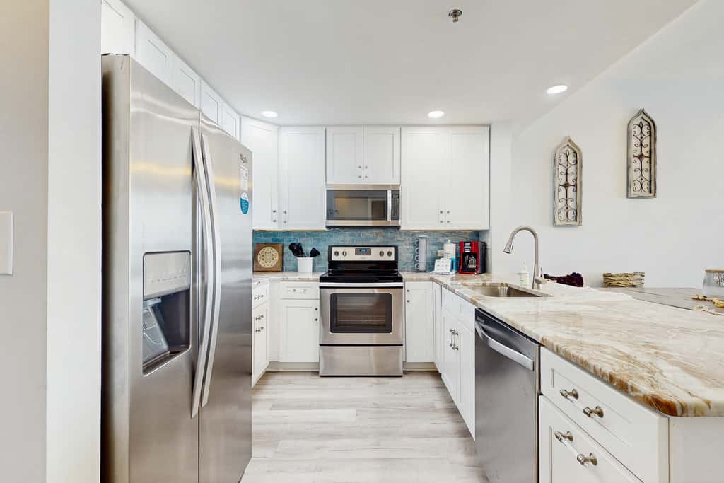 Beautiful and spacious condo with shared pool & beach access
