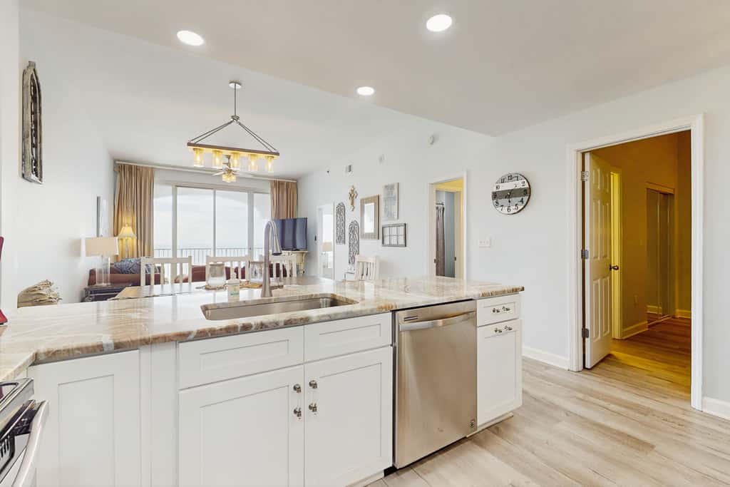 Beautiful and spacious condo with shared pool & beach access