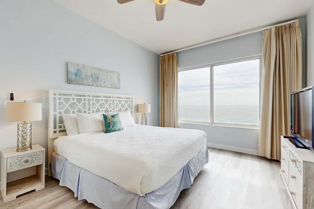 Beautiful and spacious condo with shared pool & beach access