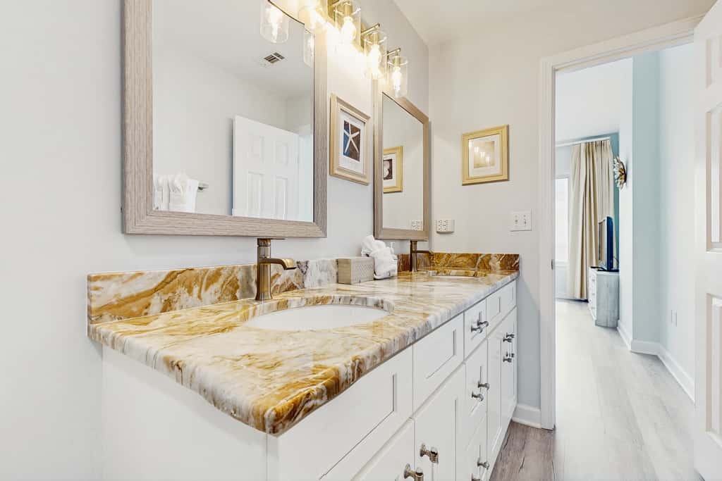 Beautiful and spacious condo with shared pool & beach access