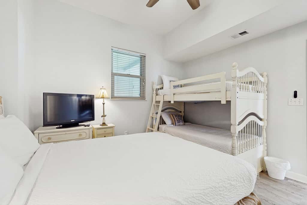 Beautiful and spacious condo with shared pool & beach access