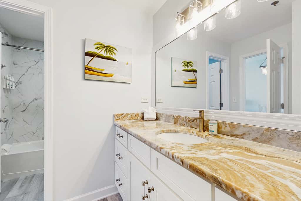 Beautiful and spacious condo with shared pool & beach access