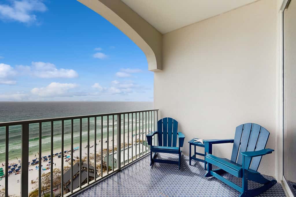 Beautiful and spacious condo with shared pool & beach access