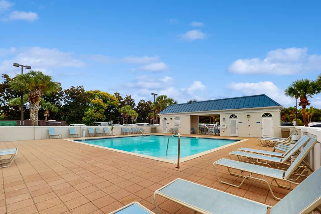 Beautiful and spacious condo with shared pool & beach access
