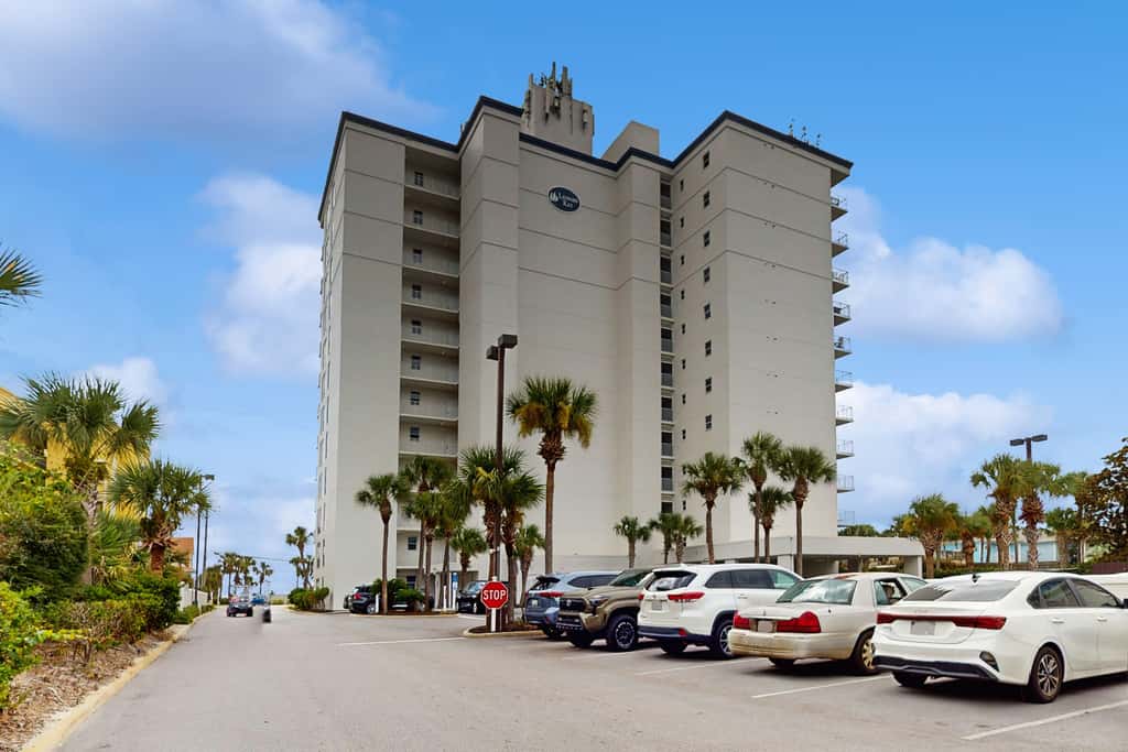 Beautiful and spacious condo with shared pool & beach access